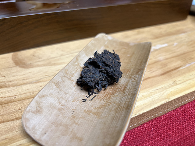 图为宜良茶厂2002年宫廷贡饼熟茶