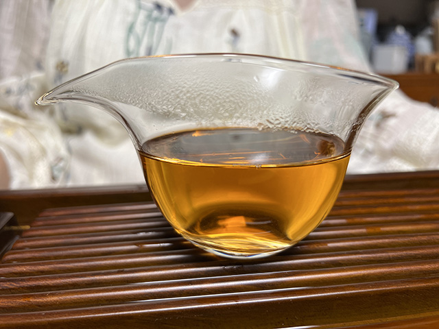 图为宜良茶厂2002年宫廷贡饼熟茶