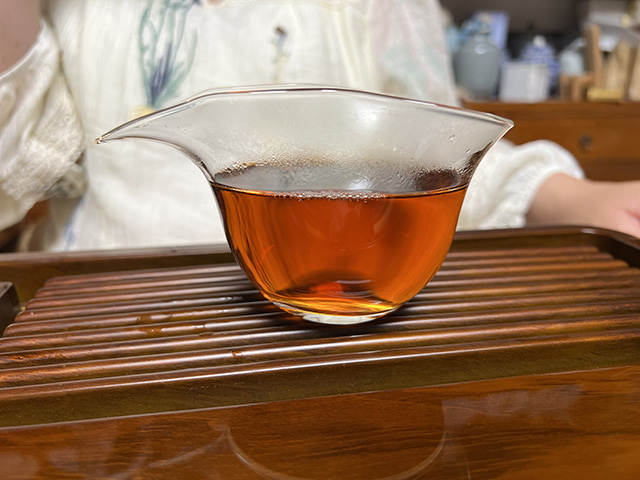 图为宜良茶厂2002年宫廷贡饼熟茶
