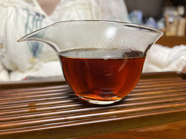 图为宜良茶厂2002年宫廷贡饼熟茶