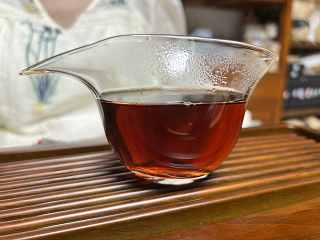 图为宜良茶厂2002年宫廷贡饼熟茶