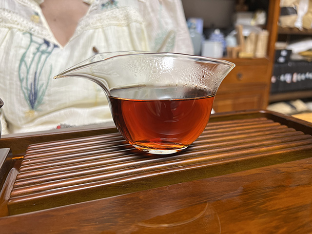 图为宜良茶厂2002年宫廷贡饼熟茶