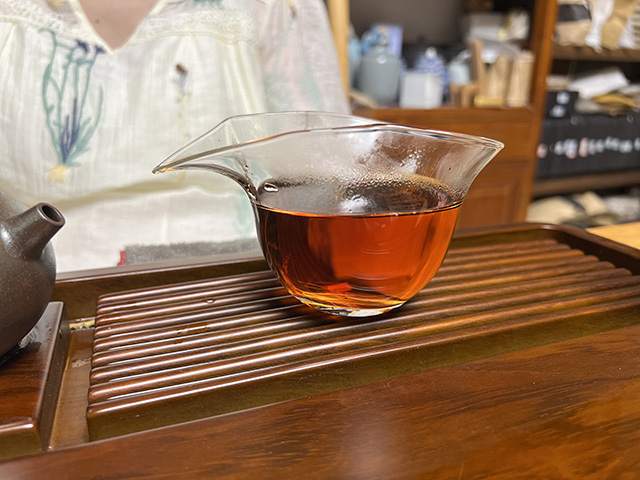 图为宜良茶厂2002年宫廷贡饼熟茶