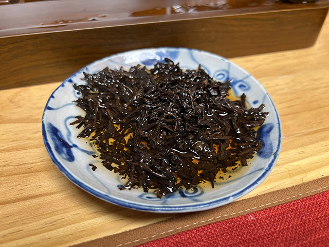 图为宜良茶厂2002年宫廷贡饼熟茶