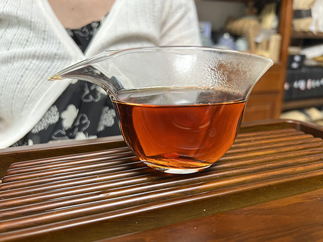 图为2001年大红印熟茶