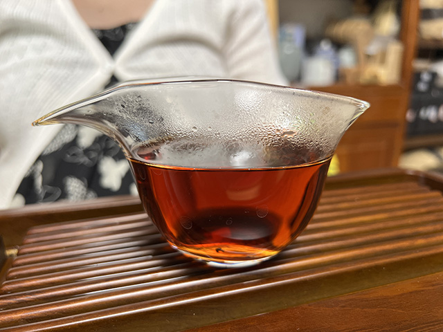 图为2001年大红印熟茶