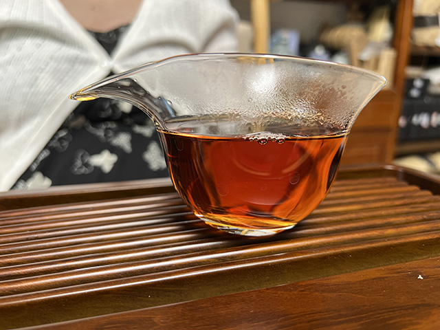 图为2001年大红印熟茶