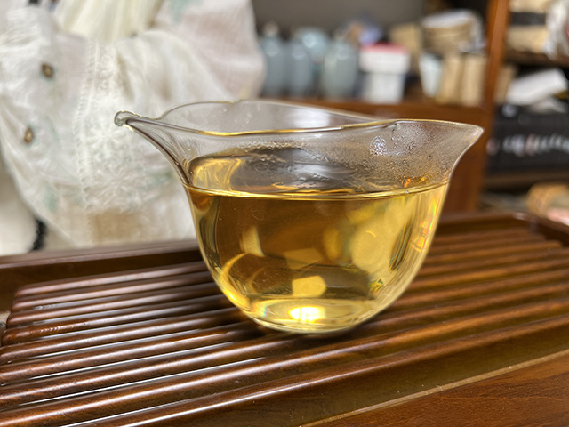 图为益木堂2018年11丈易武茶