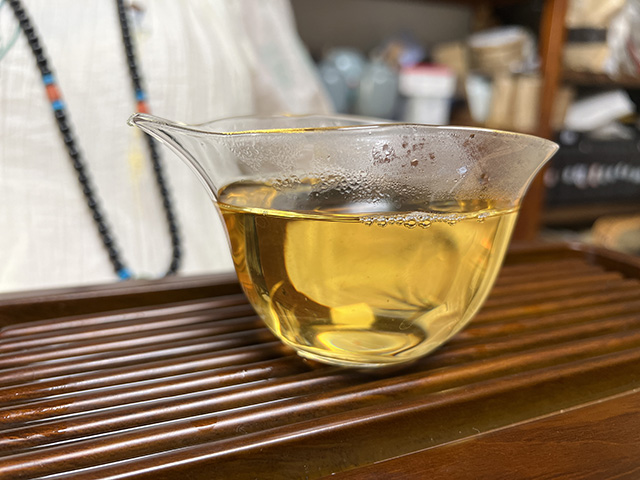 图为益木堂2018年11丈易武茶