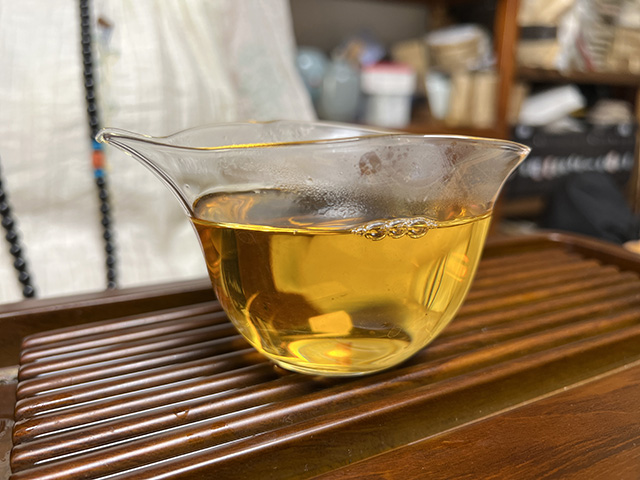 图为益木堂2018年11丈易武茶