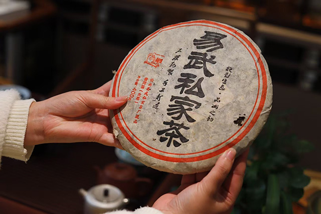 图为2003年易武私家茶400克饼