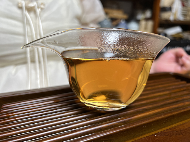 图为2003年易武私家茶400克饼