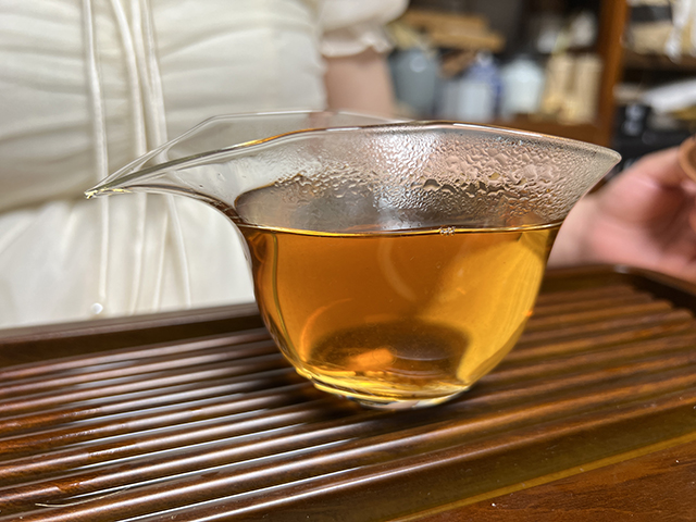 图为2003年易武私家茶400克饼
