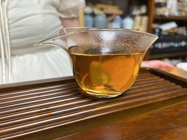 图为2003年易武私家茶400克饼