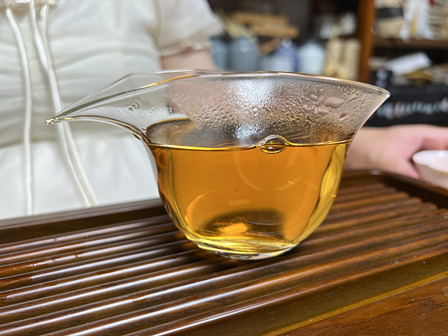 图为2003年易武私家茶400克饼