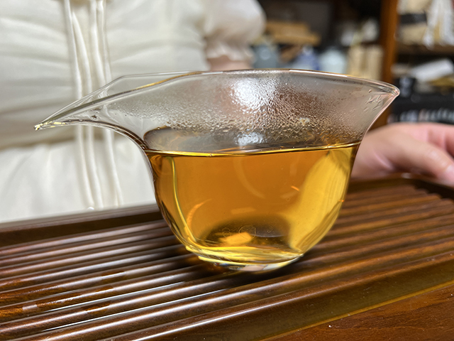 图为2003年易武私家茶400克饼
