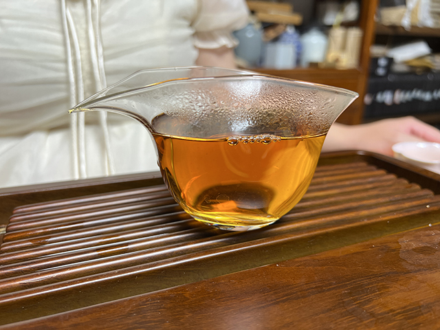 图为2003年易武私家茶400克饼