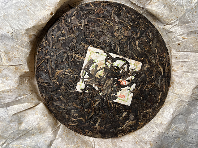 图为紫玉2006年忙肺古树茶400克饼