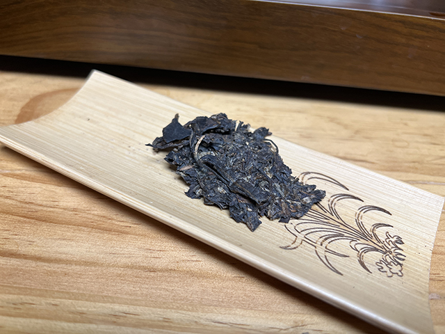 图为紫玉2006年忙肺古树茶400克饼