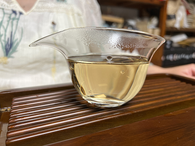 图为紫玉2006年忙肺古树茶400克饼