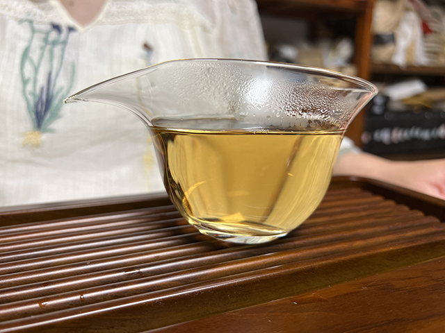 图为紫玉2006年忙肺古树茶400克饼