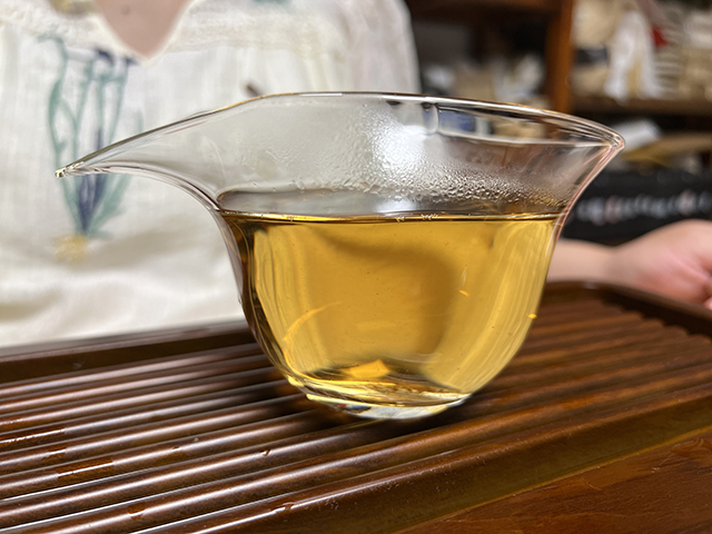 图为紫玉2006年忙肺古树茶400克饼