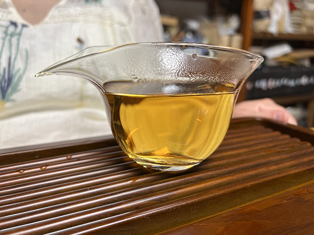 图为紫玉2006年忙肺古树茶400克饼