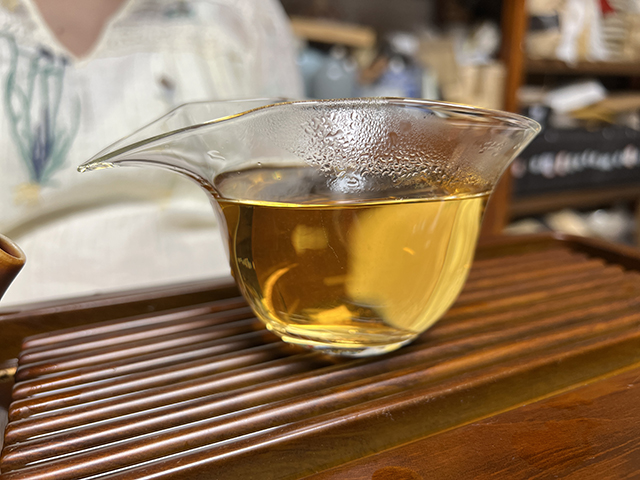 图为紫玉2006年忙肺古树茶400克饼