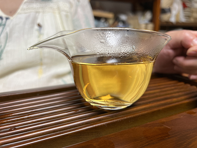 图为紫玉2006年忙肺古树茶400克饼