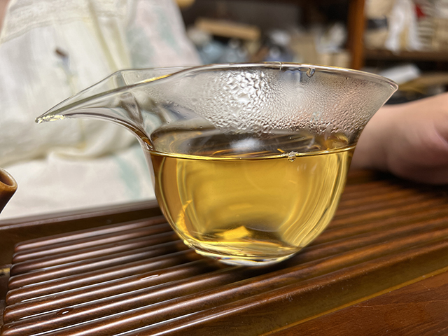 图为紫玉2006年忙肺古树茶400克饼