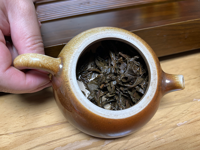 图为紫玉2006年忙肺古树茶400克饼
