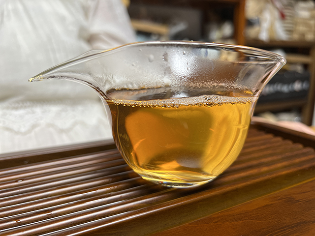 图为郎河2000年易武熊猫饼生茶