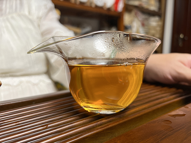 图为郎河2000年易武熊猫饼生茶