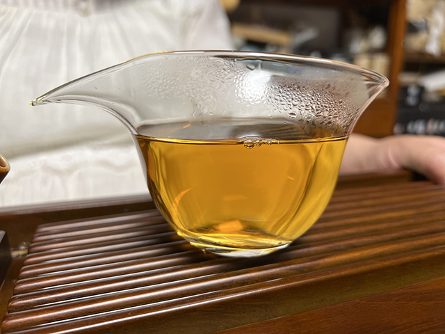 图为郎河2000年易武熊猫饼生茶
