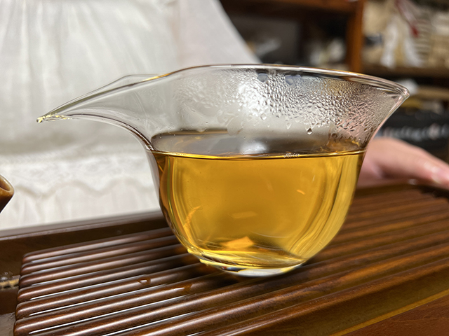 图为郎河2000年易武熊猫饼生茶