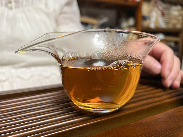图为郎河2000年易武熊猫饼生茶