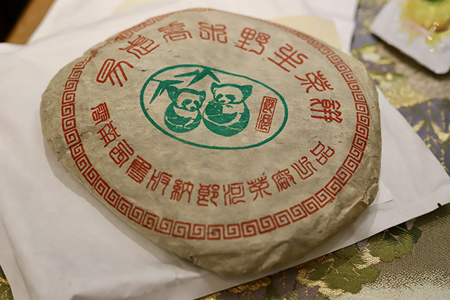 图为郎河2000年易武熊猫饼生茶