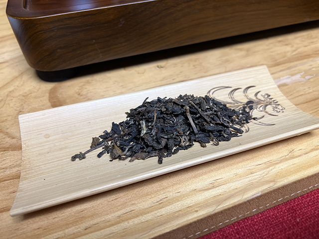 图为勐海茶厂2000年苹果绿青饼