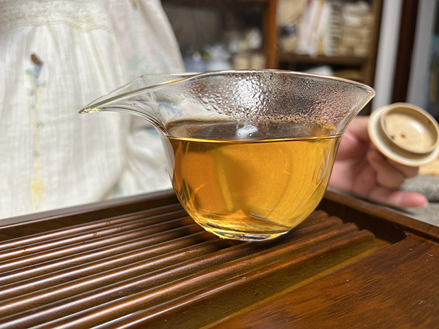 图为勐海茶厂2000年苹果绿青饼