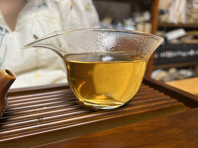 图为勐海茶厂2000年苹果绿青饼