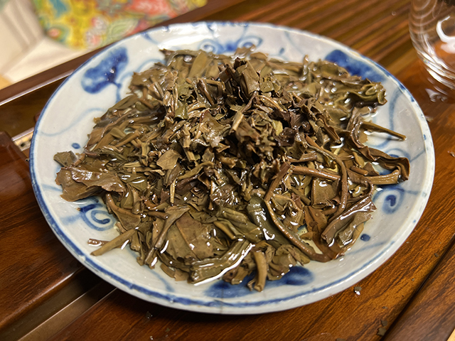 图为勐海茶厂2000年苹果绿青饼