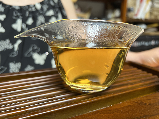 图为紫玉茶厂2006年忙肺古树茶