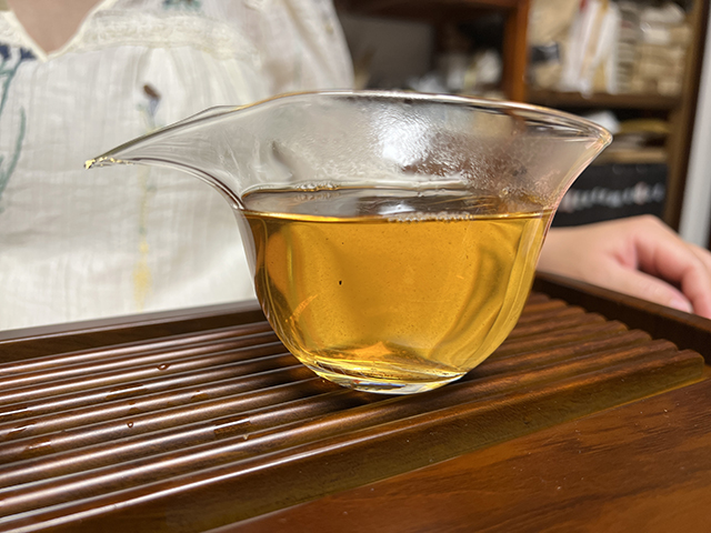 图为勐海茶厂2000年苹果绿青饼