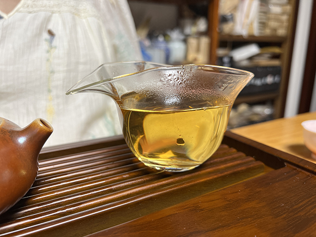 图为勐海茶厂2000年苹果绿青饼