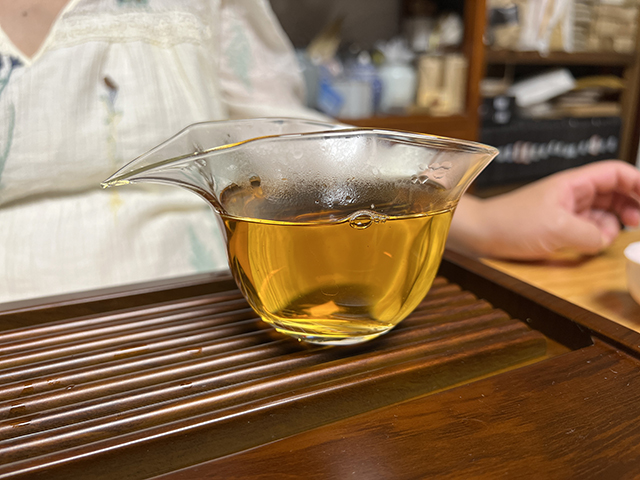 图为勐海茶厂2000年苹果绿青饼