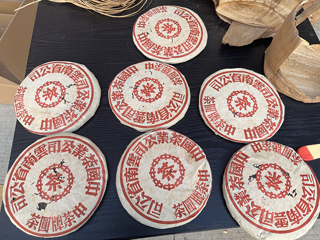 图为勐海茶厂2001年101批大红印圆茶