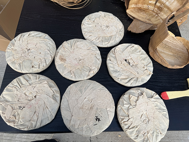 图为勐海茶厂2001年101批大红印圆茶