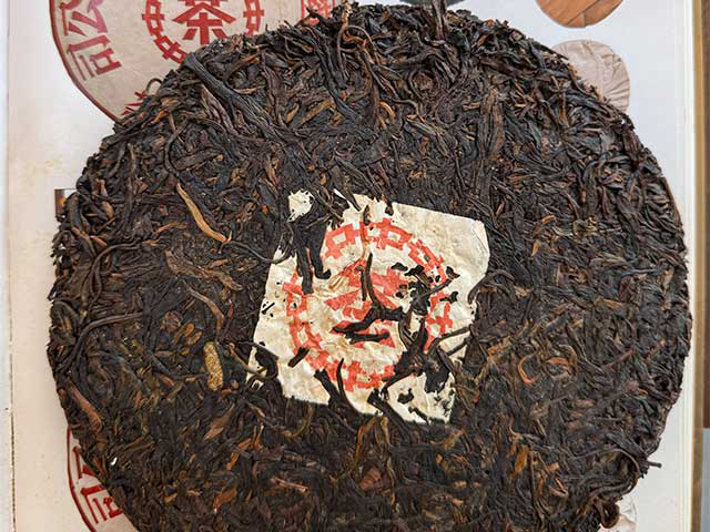 图为勐海茶厂2001年101批大红印圆茶