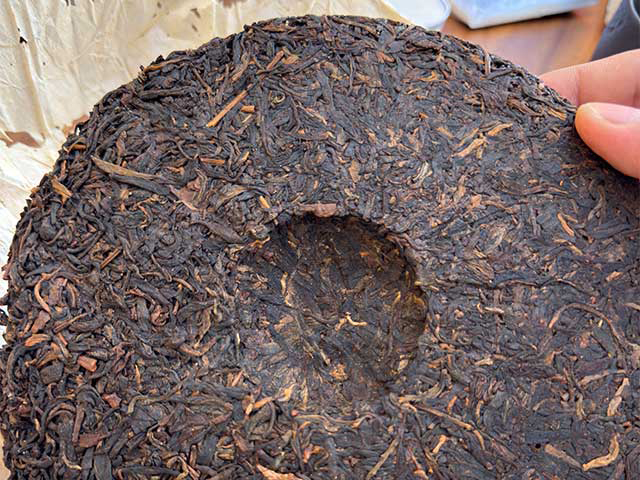 图为勐海茶厂2001年101批大红印圆茶