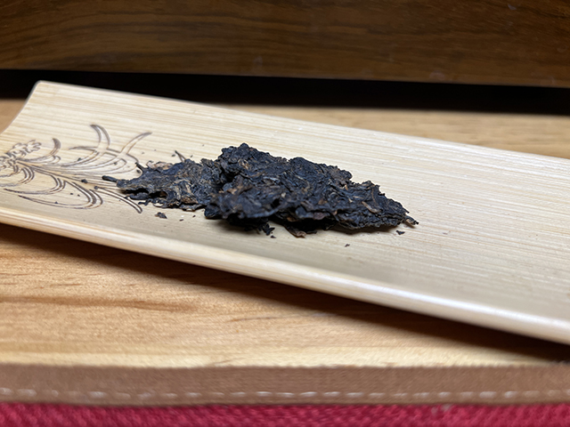 图为勐海茶厂2001年101批大红印圆茶